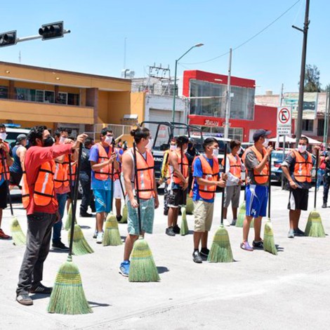 Ponen a barrer las calles a quienes no cumplan con el Quédate en casa