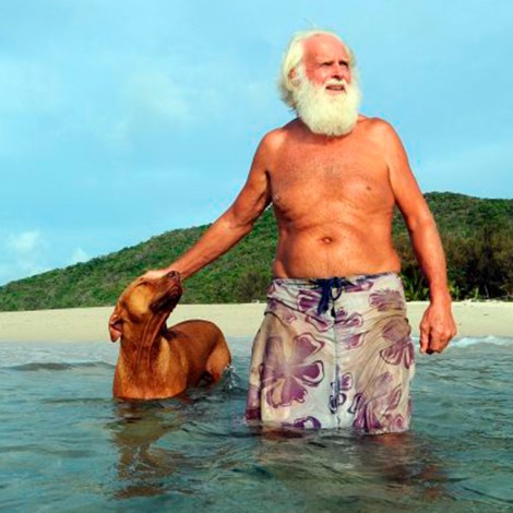 Ex millonario lleva más de 20 años viviendo aislado en una isla desierta