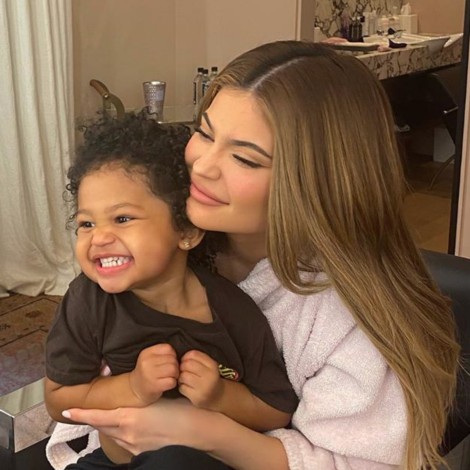 Kylie Jenner reta a su hija Stormi y el resultado se hace viral