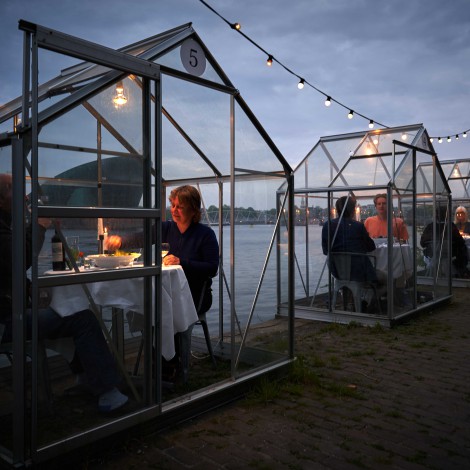 Restaurante crea cabinas de cristal para evitar contagios por COVID-19