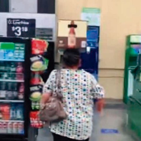 Mujer lleva a casa cartón de cervezas en la cabeza
