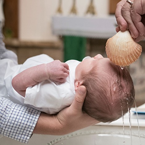 Se viraliza bautizo de sacerdote a bebé en contingencia