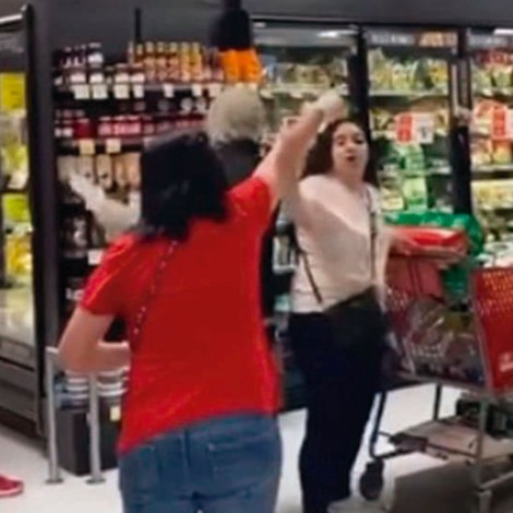 Compradores sacan a mujer de supermercado por no llevar cubrebocas