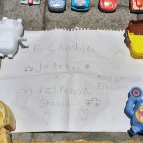 Cambia juguetes por comida en las calles de la CDMX