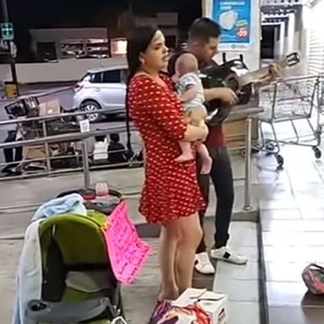 Pareja canta afuera de super para comprar leche y pañales a su bebé