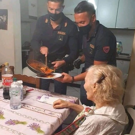 Abuelita llama a la policía porque tiene hambre, le preparan la cena