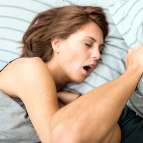 Mujeres de entre 25 y 34 roncan más que los hombres, esta es la razón