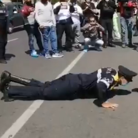 Policía con prótesis y manifestante hacen reto de lagartijas