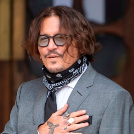 Fan le regala flores a Johnny Depp al salir de la corte