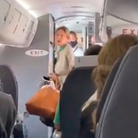 Pasajeros expulsan a mujer de su vuelo por no usar cubrebocas