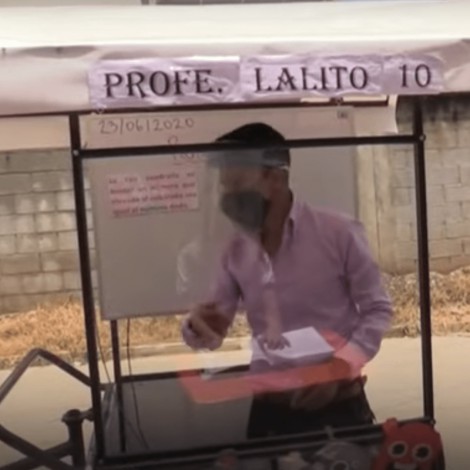 Maestro convierte triciclo en salón de clases móvil para enseñar a niños sin internet en sus casas
