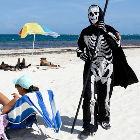 La parca acecha a turistas en playas de Quintana Roo para que se cuiden del COVID-19