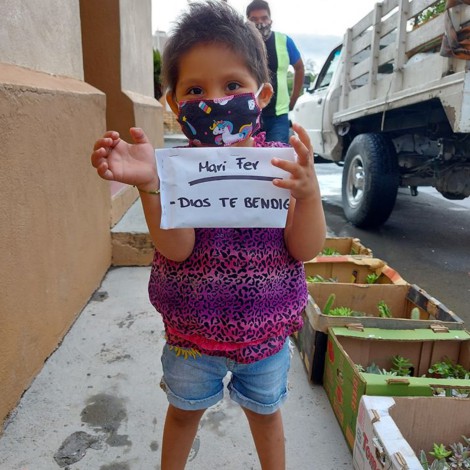 Pequeña de tres años vende plantitas para pagar su tratamiento contra el cáncer