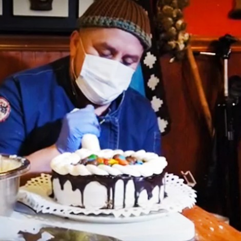 Hornea pasteles de cumpleaños para niños de bajos recursos