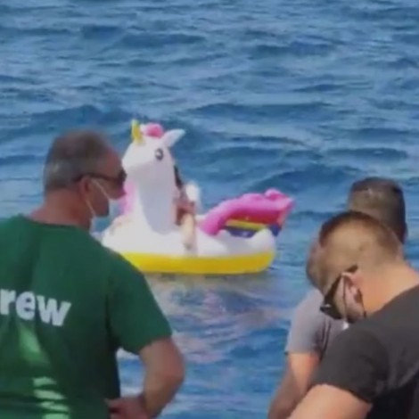 Rescatan a niña en mar abierto, flotaba en un salvavidas de unicornio