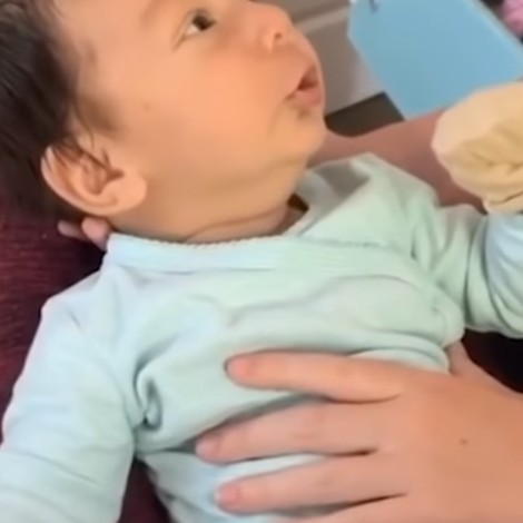 Bebé de dos meses le habla a su mamá y le dice que la ama