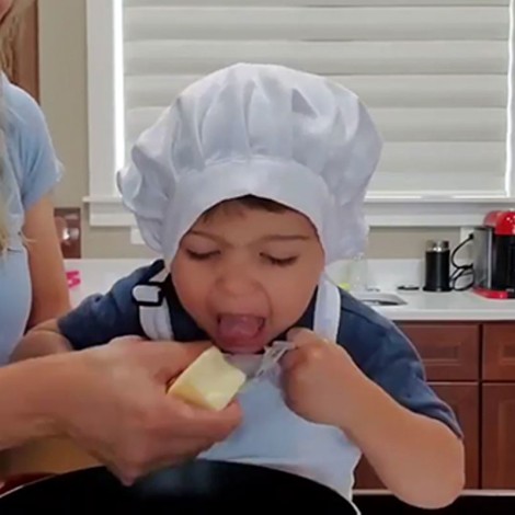 Niño chef se hace viral por comerse todos los ingredientes al cocinar