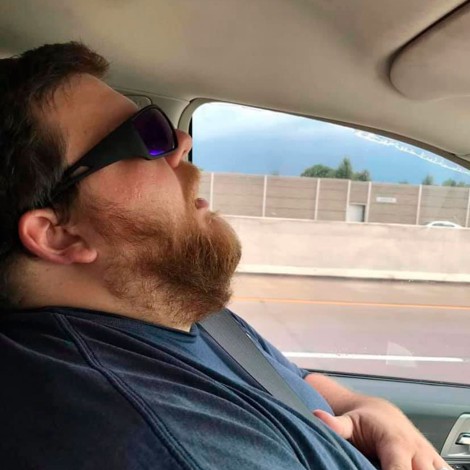 Se queda dormido en el auto y su esposa pide que le hagan Photoshop