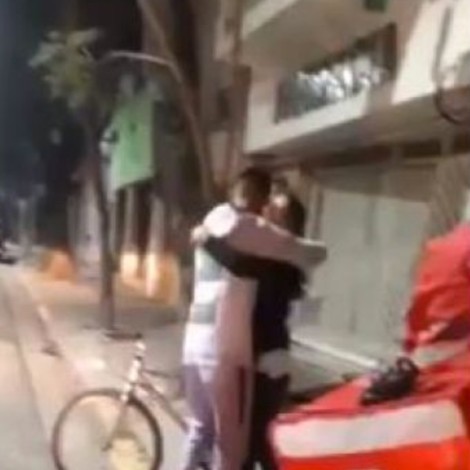 Le quitan su bici a repartidor y una mujer le regala la suya
