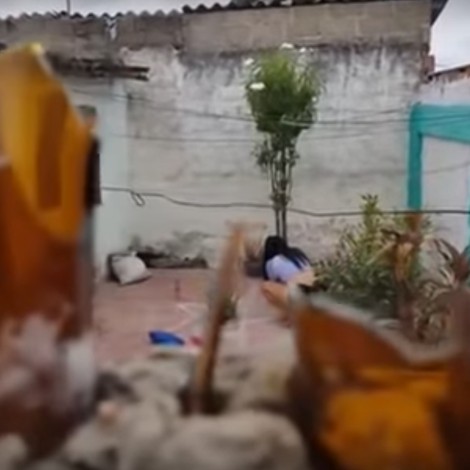 Hombre cacha a su vecina preparando agua de calzón