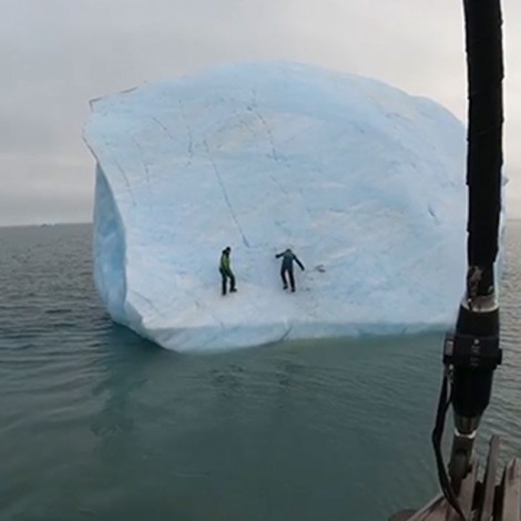 Iceberg se hunde por completo cuando dos hombres lo escalaban