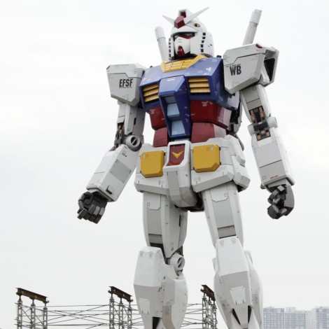 Robot gigante camina por primera vez en Japón