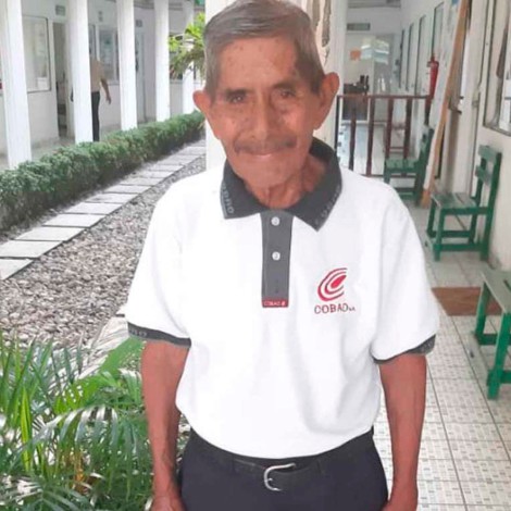 Abuelito termina la preparatoria a sus 80 años; quiere ser profesionista