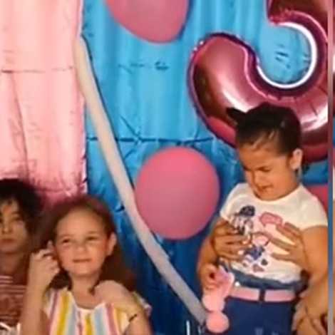 La historia detrás de la niña que sopló la vela del pastel de cumpleaños