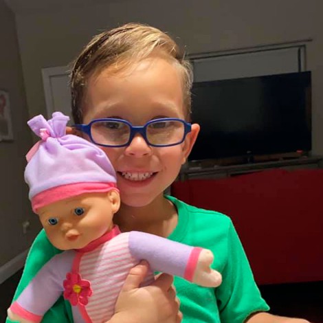 Niño pidió una muñeca de regalo, quiere ser el mejor papá