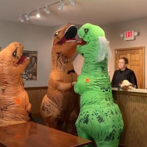 Se casaron disfrazados de dinosaurios y enamoraron a todo internet