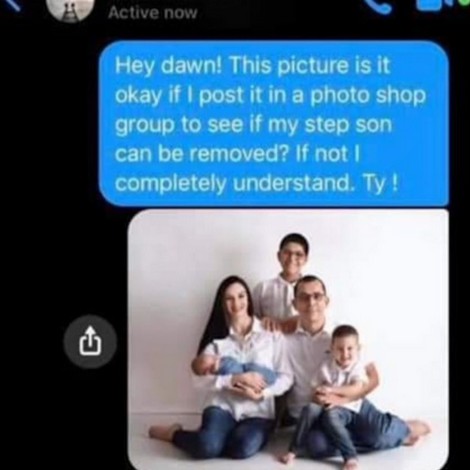 Mujer pide que quiten a su hijastro de foto familiar