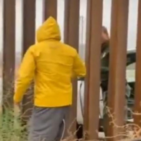 Policía fronterizo es captado comprando tamales del lado mexicano