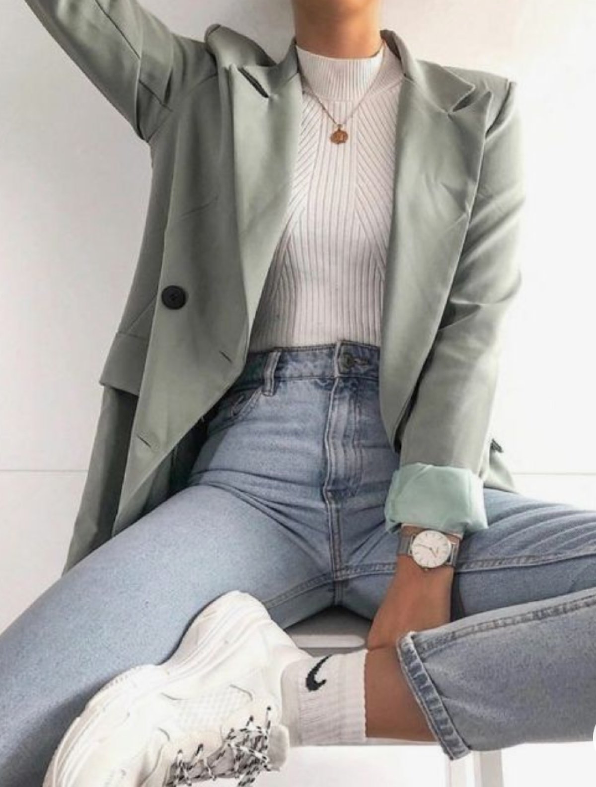 outfit blusa cuello alto mujer