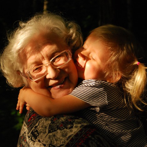 "Lo amo pero no soy guardería": abuelita le cobra a su hija por cuidar a su nieto