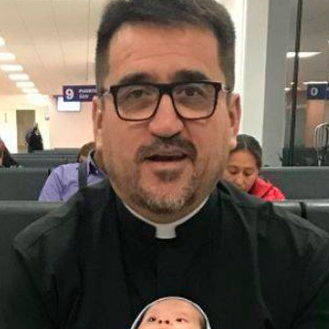 Sacerdote adopta a bebé abandonado con Síndrome de Down