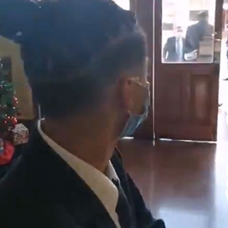 Escuela niega ceremonia de graduación a alumno por su corte de cabello