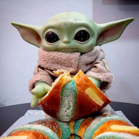 Crean rosca de reyes de Baby Yoda, tiene muñecos de Grogu