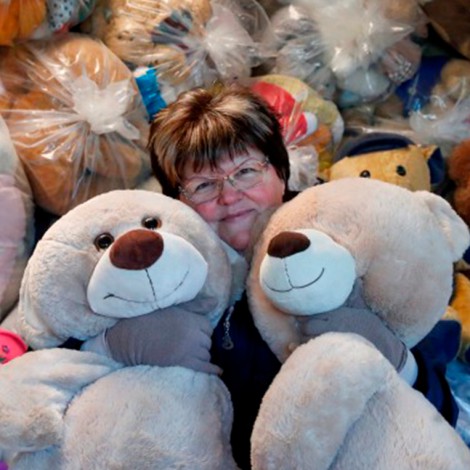 Mujer colecciona osos de peluche para regalar cuando termine pandemia