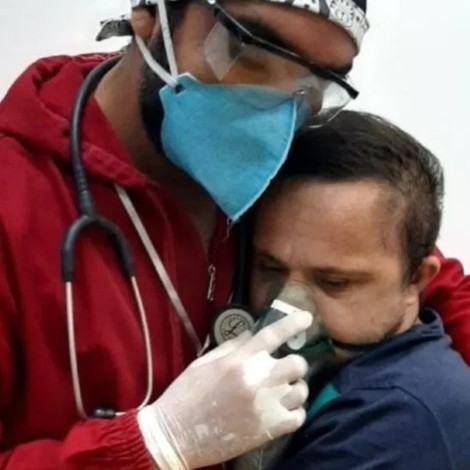 Enfermero abraza a paciente con Síndrome de Down para darle oxígeno