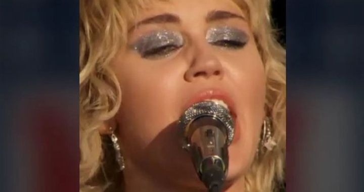 Miley Cyrus llora al cantar Wrecking Ball en show previo ...