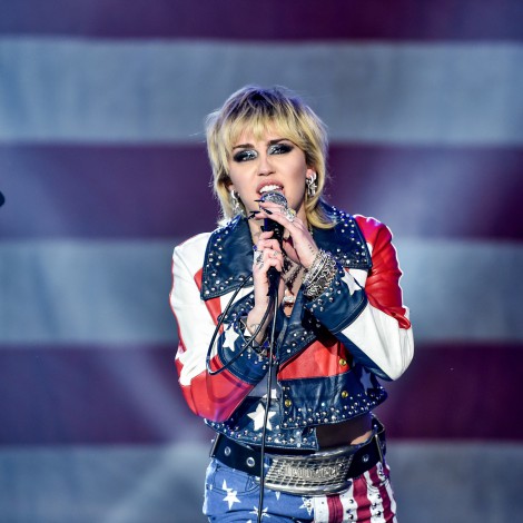 Miley Cyrus y Billy Idol cantando previo al Super Bowl LV