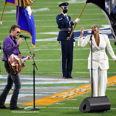 Church y Sullivan cantaron emotivos el Himno que dio inicio Super Bowl LV