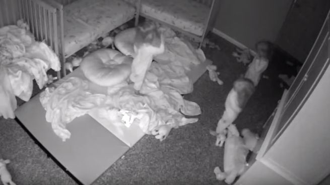 ¡Qué miedo! Mamá capta a sus hijas hablando con fantasma