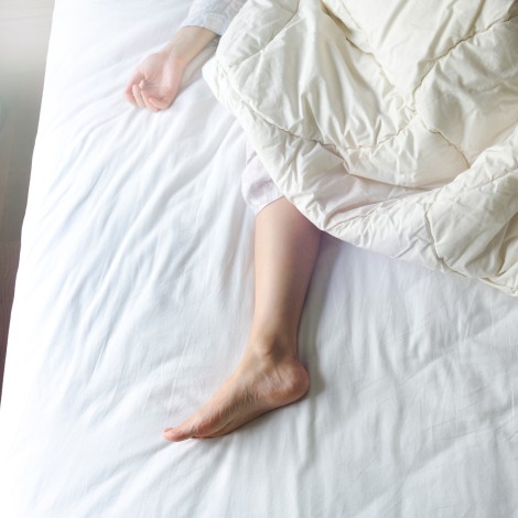 ¿Por qué dormimos con un pie afuera de la sábana?