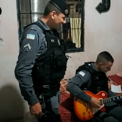 Policías detienen a traficante y celebran tocando covers de Metallica y Iron Maiden