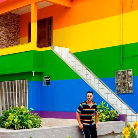Madre pinta su casa de colores en apoyo a su hijo gay