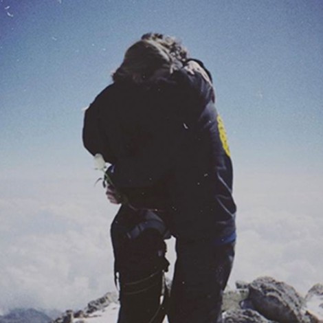 Juanpa Zurita y Macarena Achaga confirman su noviazgo en la cima de un volcán