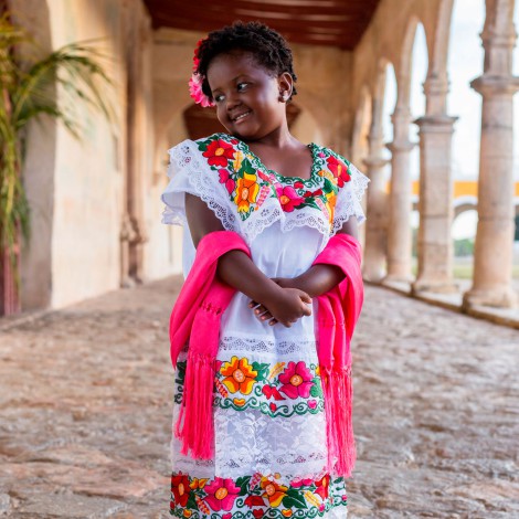 Niña de Chicago porta con orgullo traje típico de Yucatán y se hace viral