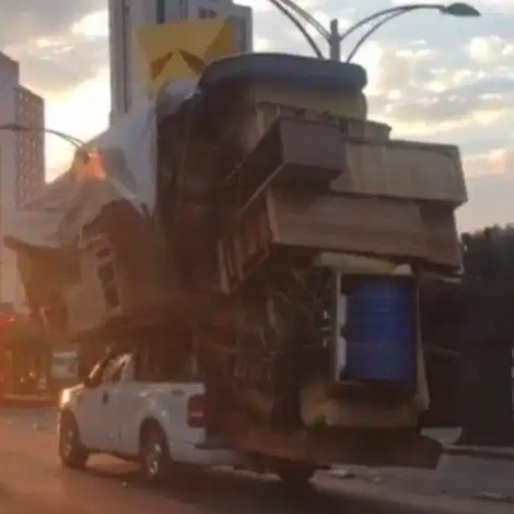 ¡Sólo en México!; Camioneta con mudanza extrema en la Ciudad de México se vuelve viral