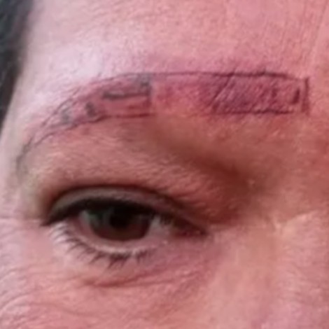 Vean cómo dejaron a mi mamá: Denuncia a tatuadores por quemarle las cejas a su mamá